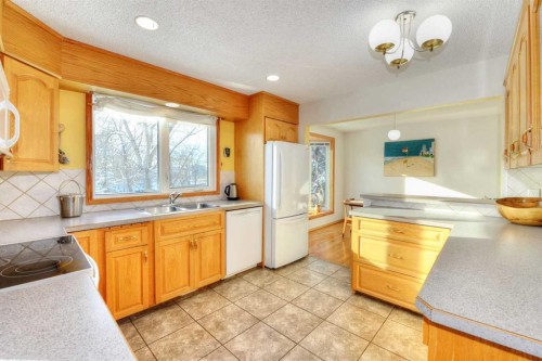 104 Dalgleish Bay Nw, Calgary, AB - Indoor Photo Showing Kitchen With Double Sink