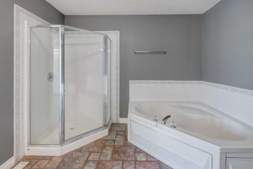 378 Regal Park Ne, Calgary, AB - Indoor Photo Showing Bathroom