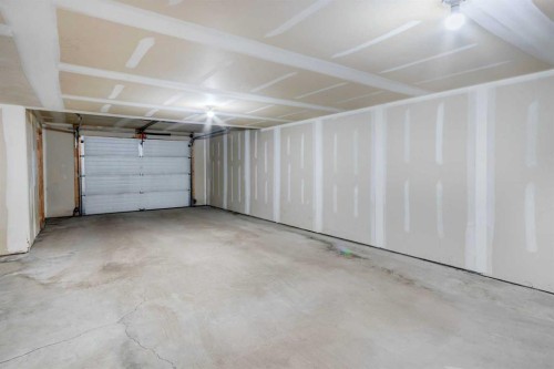 378 Regal Park Ne, Calgary, AB - Indoor Photo Showing Garage