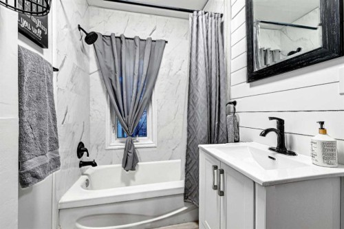 3508 21 Street Sw, Calgary, AB - Indoor Photo Showing Bathroom
