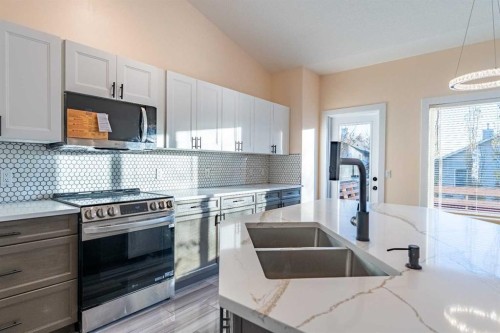 224 Highland Circle, Strathmore, AB - Indoor Photo Showing Kitchen With Stainless Steel Kitchen With Double Sink With Upgraded Kitchen