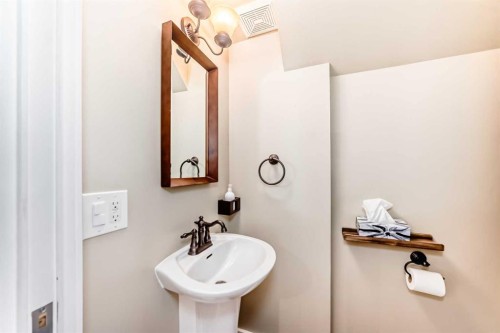 28-800 Bowcroft Place, Cochrane, AB - Indoor Photo Showing Bathroom
