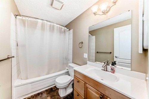 28-800 Bowcroft Place, Cochrane, AB - Indoor Photo Showing Bathroom