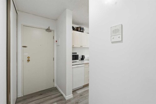 492-8948 Elbow Drive Sw, Calgary, AB - Indoor Photo Showing Other Room