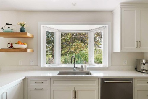 1571 Windsor Street Nw, Calgary, AB - Indoor Photo Showing Kitchen
