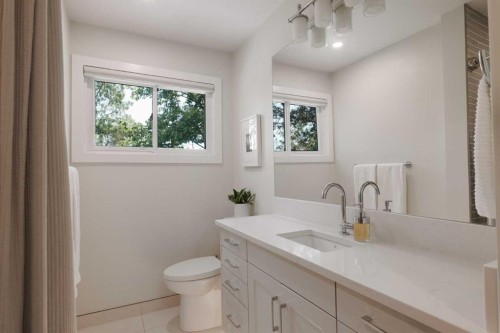1571 Windsor Street Nw, Calgary, AB - Indoor Photo Showing Bathroom