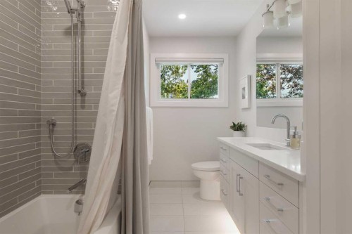 1571 Windsor Street Nw, Calgary, AB - Indoor Photo Showing Bathroom