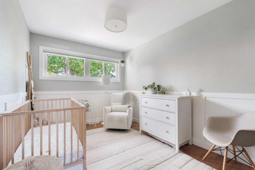 1571 Windsor Street Nw, Calgary, AB - Indoor Photo Showing Bedroom