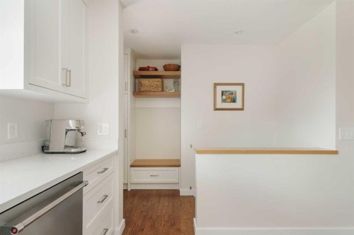 1571 Windsor Street Nw, Calgary, AB - Indoor Photo Showing Kitchen