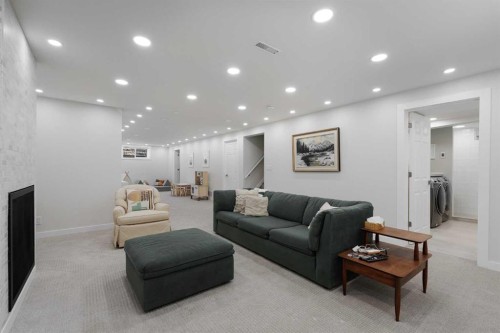 1571 Windsor Street Nw, Calgary, AB - Indoor Photo Showing Other Room