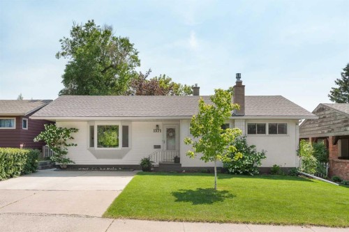 1571 Windsor Street Nw, Calgary, AB - Outdoor With Facade