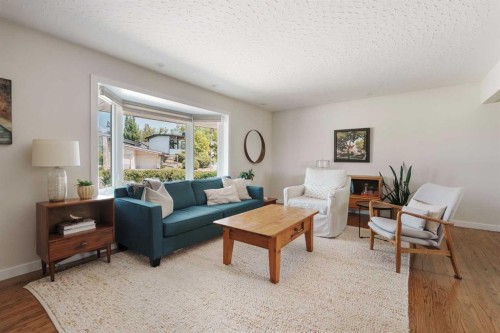 1571 Windsor Street Nw, Calgary, AB - Indoor Photo Showing Living Room