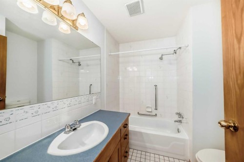 189 Balsam Crescent, Olds, AB - Indoor Photo Showing Bathroom