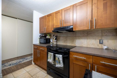208-4944 Dalton Drive Nw, Calgary, AB - Indoor Photo Showing Kitchen