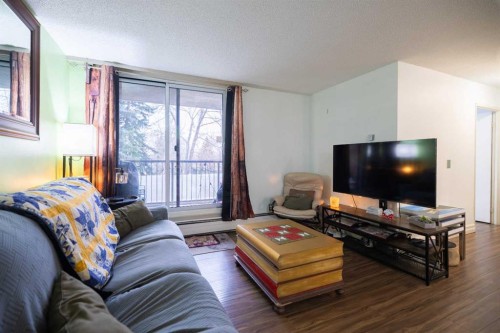 208-4944 Dalton Drive Nw, Calgary, AB - Indoor Photo Showing Living Room