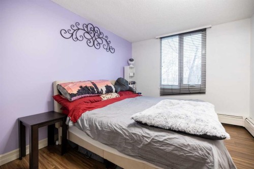 208-4944 Dalton Drive Nw, Calgary, AB - Indoor Photo Showing Bedroom