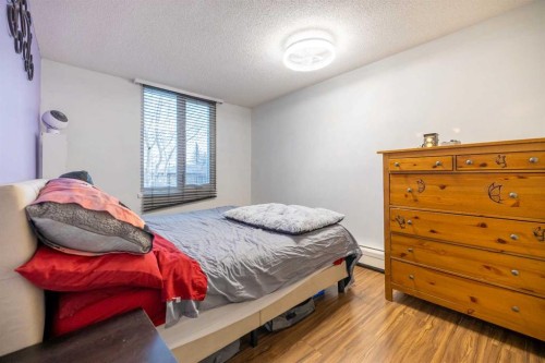 208-4944 Dalton Drive Nw, Calgary, AB - Indoor Photo Showing Bedroom