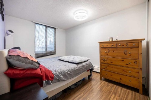 208-4944 Dalton Drive Nw, Calgary, AB - Indoor Photo Showing Bedroom
