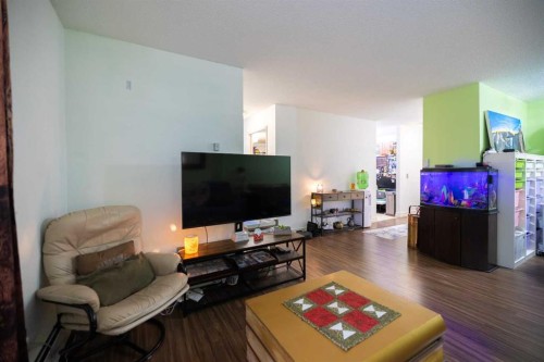 208-4944 Dalton Drive Nw, Calgary, AB - Indoor Photo Showing Living Room