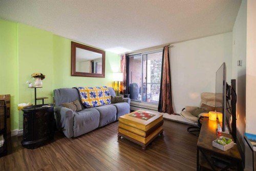 208-4944 Dalton Drive Nw, Calgary, AB - Indoor Photo Showing Living Room