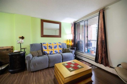 208-4944 Dalton Drive Nw, Calgary, AB - Indoor Photo Showing Living Room