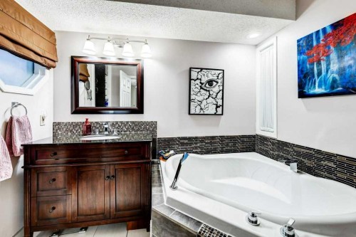 28 Hawktree Circle Nw, Calgary, AB - Indoor Photo Showing Bathroom