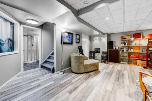 28 Hawktree Circle Nw, Calgary, AB - Indoor