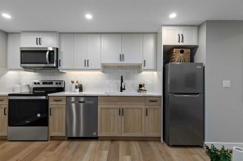 8 Creekview Manor Sw, Calgary, AB - Indoor Photo Showing Kitchen With Upgraded Kitchen