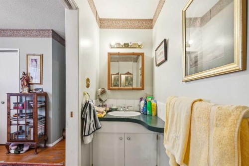 409 Woodland Crescent Se, Calgary, AB - Indoor