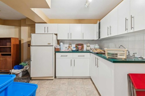 409 Woodland Crescent Se, Calgary, AB - Indoor Photo Showing Kitchen