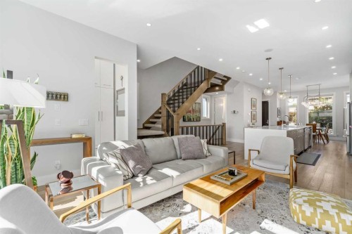 2432 32 Street Sw, Calgary, AB - Indoor Photo Showing Living Room