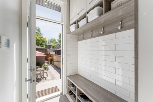 2432 32 Street Sw, Calgary, AB - Indoor Photo Showing Other Room