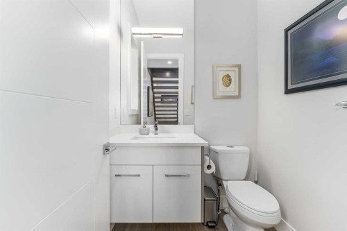2432 32 Street Sw, Calgary, AB - Indoor Photo Showing Bathroom