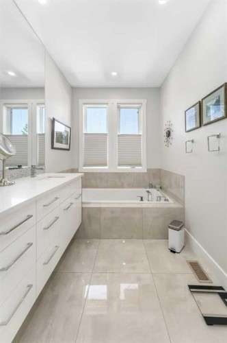 2432 32 Street Sw, Calgary, AB - Indoor Photo Showing Bathroom