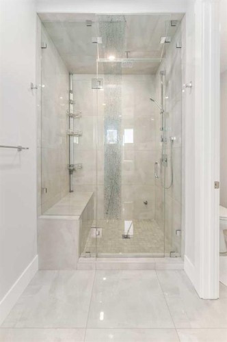 2432 32 Street Sw, Calgary, AB - Indoor Photo Showing Bathroom