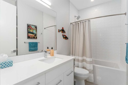 2432 32 Street Sw, Calgary, AB - Indoor Photo Showing Bathroom