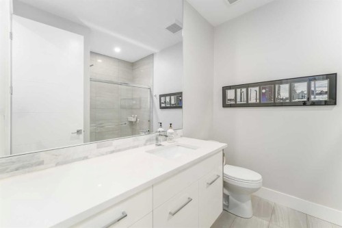2432 32 Street Sw, Calgary, AB - Indoor Photo Showing Bathroom