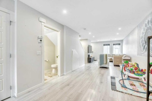 413-338 Seton Circle Se, Calgary, AB - Indoor Photo Showing Other Room