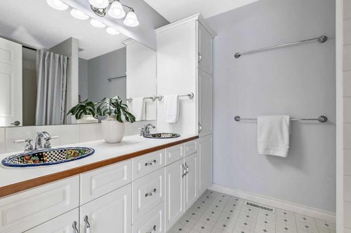 180 16Th Avenue Sw, Diamond Valley, AB - Indoor Photo Showing Bathroom