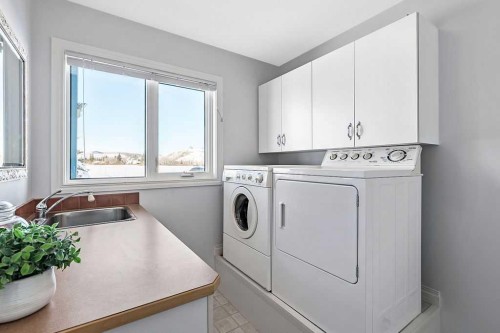 180 16Th Avenue Sw, Diamond Valley, AB - Indoor Photo Showing Laundry Room