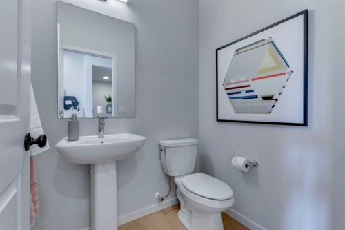 23 Belmont Place Sw, Calgary, AB - Indoor Photo Showing Bathroom