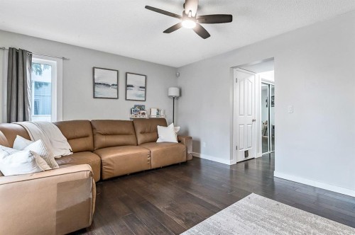 29 Green Meadow Crescent, Strathmore, AB - Indoor Photo Showing Living Room