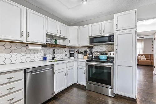 29 Green Meadow Crescent, Strathmore, AB - Indoor Photo Showing Kitchen