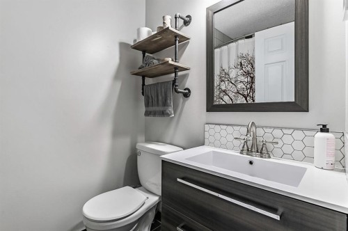 29 Green Meadow Crescent, Strathmore, AB - Indoor Photo Showing Bathroom