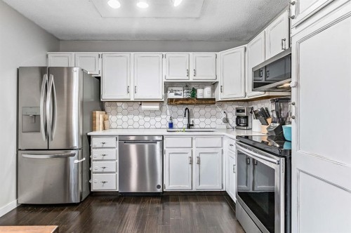 29 Green Meadow Crescent, Strathmore, AB - Indoor Photo Showing Kitchen