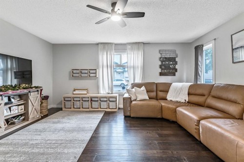 29 Green Meadow Crescent, Strathmore, AB - Indoor Photo Showing Living Room