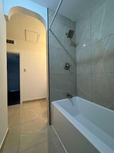 2912 21 Avenue Sw, Calgary, AB - Indoor Photo Showing Bathroom