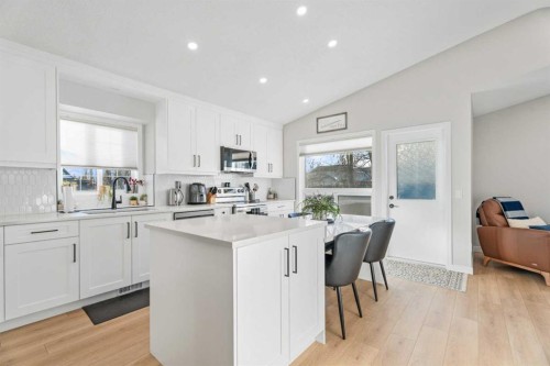117 Rocky Ridge Landing Nw, Calgary, AB - Indoor Photo Showing Kitchen With Upgraded Kitchen