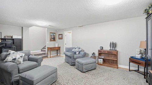 1-2 Hinshaw Drive, Sylvan Lake, AB - Indoor Photo Showing Living Room