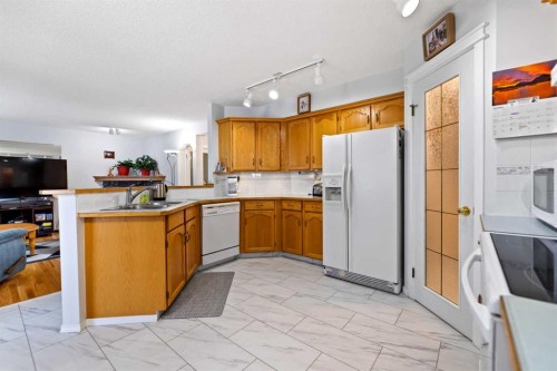 158 Somerglen Road Sw, Calgary, AB - Indoor Photo Showing Kitchen With Double Sink